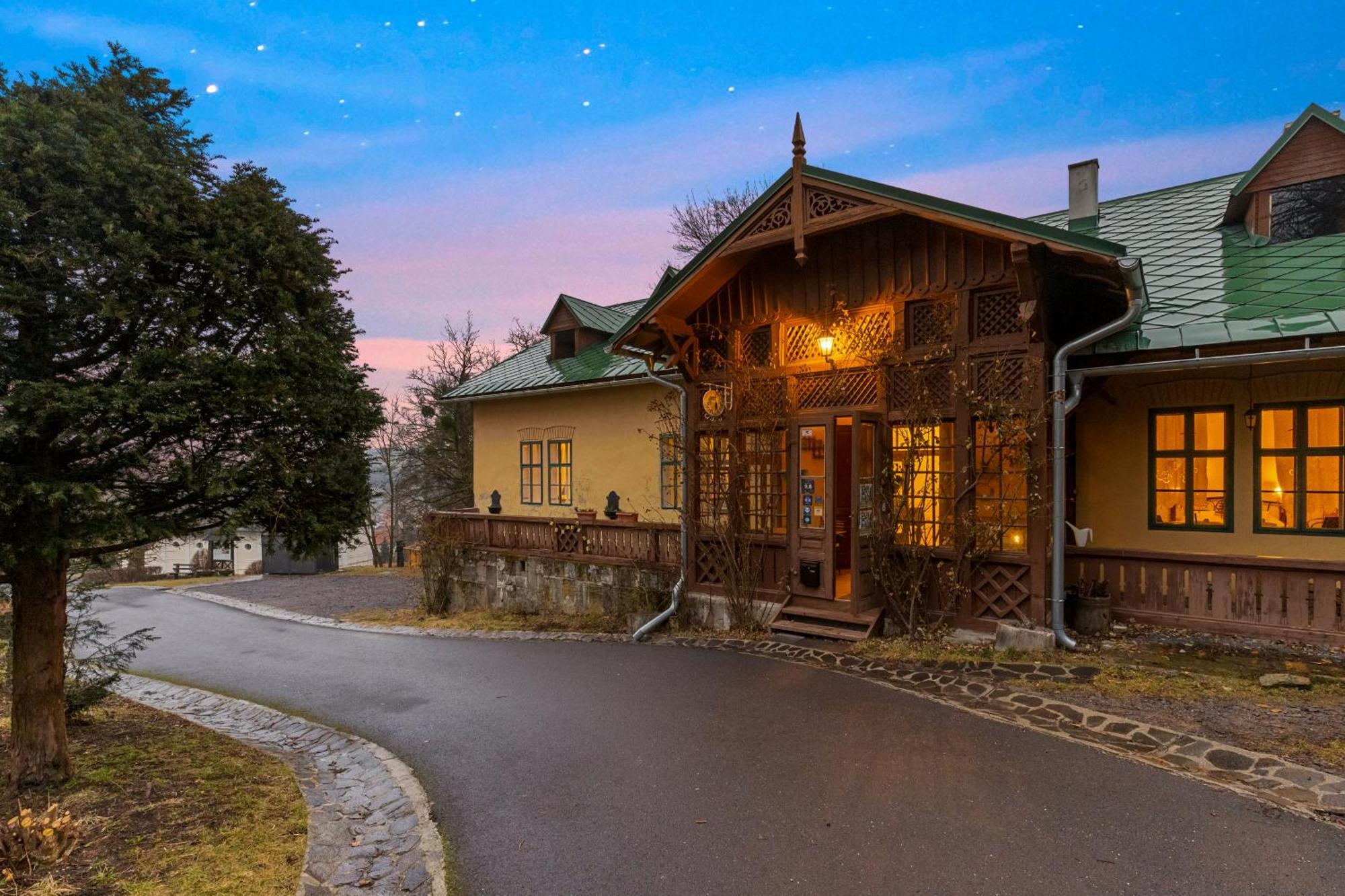 Sovi Dom- Historicke Apartmany Z 19 Storocia, 4Km Od Banskej Stiavnice Svätý Anton المظهر الخارجي الصورة